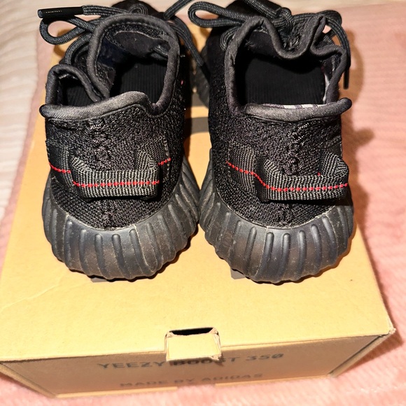 Yeezy 350 Boost v2 ‘Bred’ - Picture 4 of 5